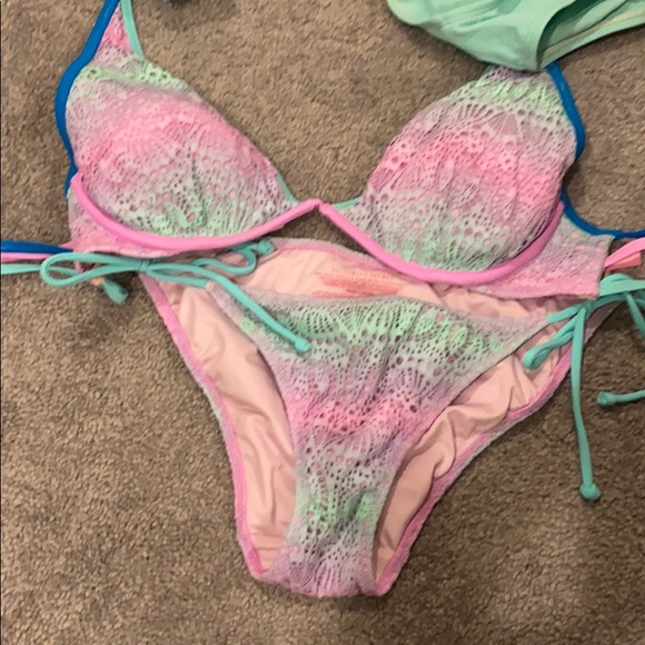 5 Bikinis Victoria Secret Included! - Picture 3 of 7